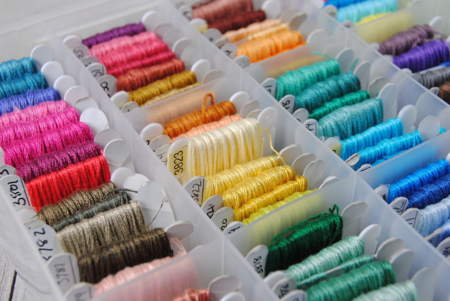 Simple Trick to Label Plastic Thread Bobbins ⋆ Cross Stitch & Embroidery
