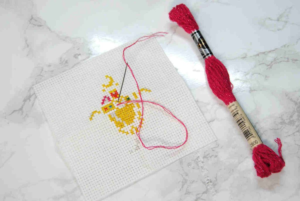 Cross stitching details with DMC Mouliné Étoile C600