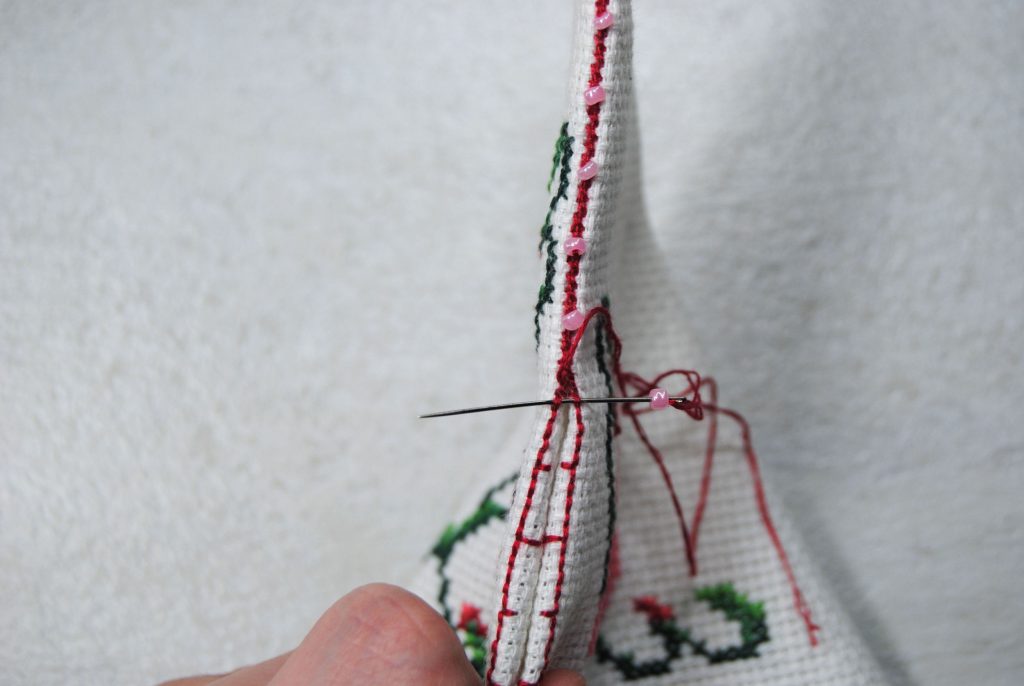 Attaching beads to the seams of your pendibule