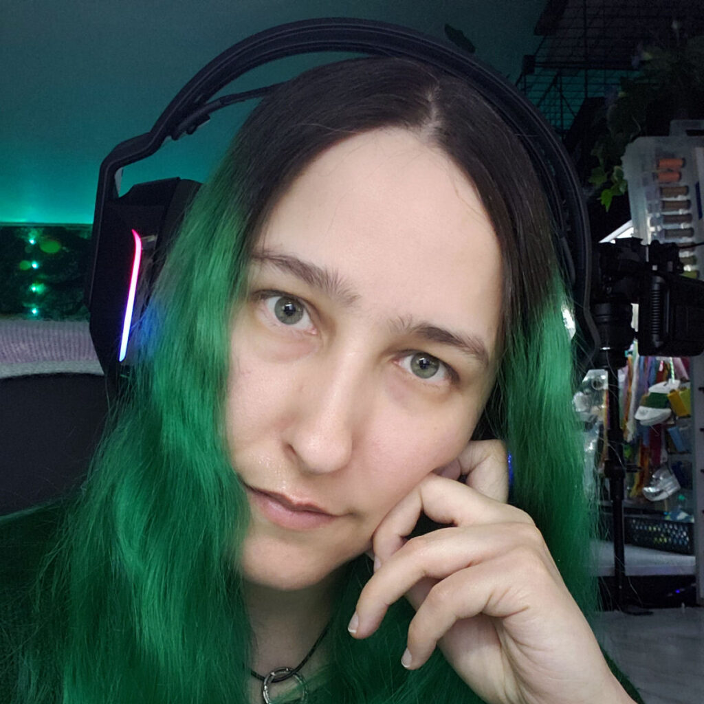 A selfie of Sirithre with green and brown hair circa 2022